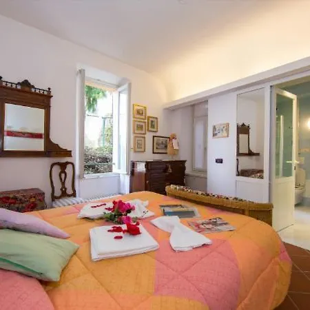 Fiumelatte Sleeps 4 דירה *