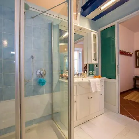 Fiumelatte Sleeps 4 דירה ורנה